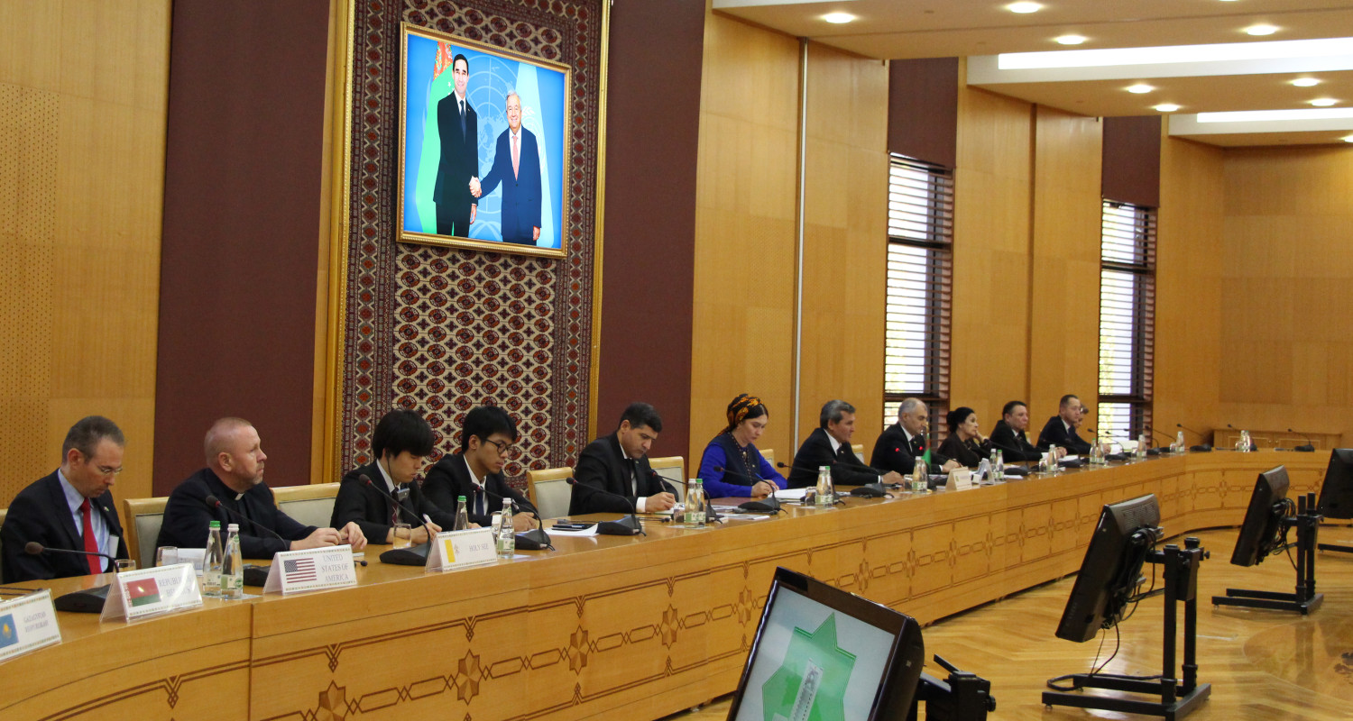 Түнгі клубтағы секс порно туралы бейне